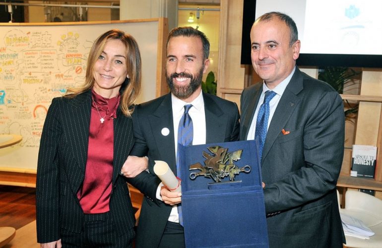 Ecco i dirigenti della Lma di Pianezza insieme con Corrado Alberto presidente dell'Api Torino mentre ritirano il premio "Chiave a Stella"