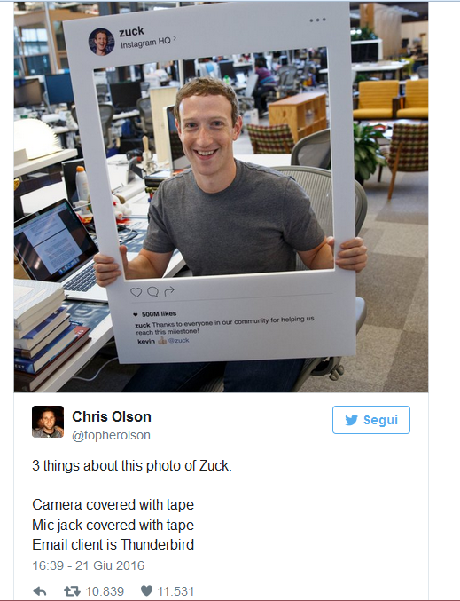 Il CEO di Facebook in una immagine in cui si vede il portatile con la webcam e microfono coperti.