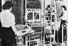 Colossus, il primo computer elettronico programmabile (Regno Unito, 1943).