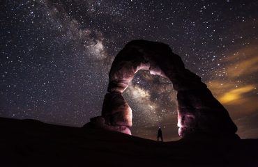 quanto-grande-universo-delicate-arch-night-stars-landscape
