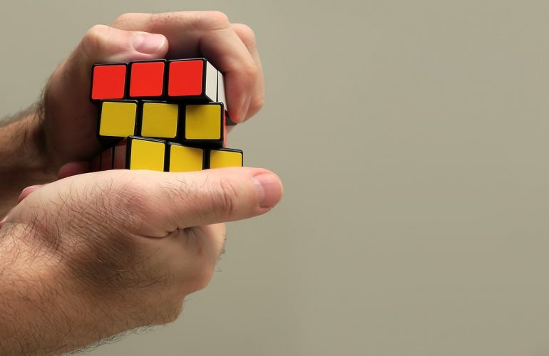 Il cubo di Rubik è un rompicapo tridimensionale che richiede una combinazione di logica, strategia e pratica per essere risolto.