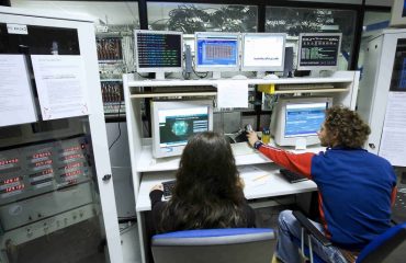 Laboratori Nazionali del Gran Sasso (INFN): Ricercatori in una delle sale di controllo degli esperimenti dei laboratori sotterranei del Gran Sasso (INFN).