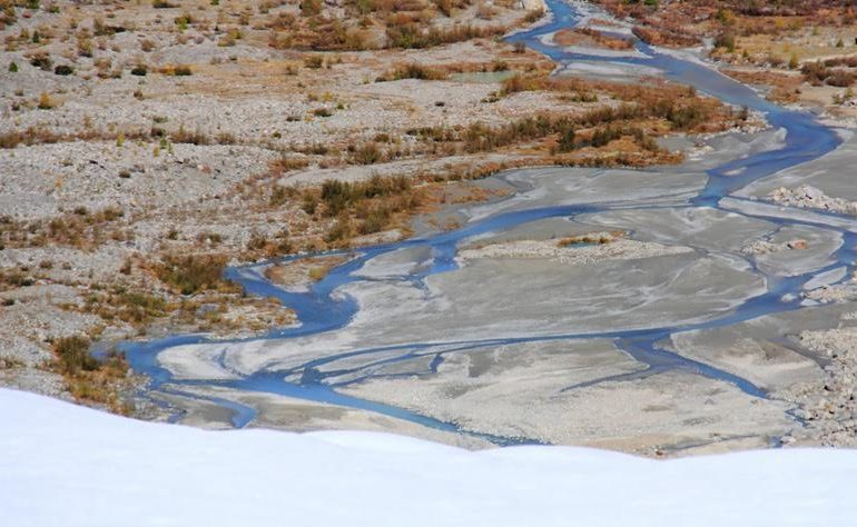 Il ghiacciaio del Morteratsch e i torrenti che trasportano l’acqua di fusione durante i mesi estivi