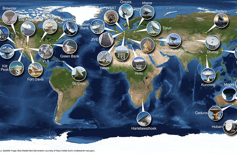 I 33 radio telescopi che il 12 marzo 2018 hanno osservato la sorgente GW170817 mediante la tecnica dell’interferometria, che consente di ottenere un’immagine ad altissima risoluzione della sorgente. Crediti: immagine creata da Paul Boven, JIVE, su immagine satellitare NASA Visible Earth.