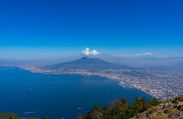 Dallo studio della composizione e delle età di cristallizzazione dei granati magmatici delle quattro principali eruzioni del Vesuvio emerge come il vulcano dovrebbe avere ancora circa mille anni di quiescenza