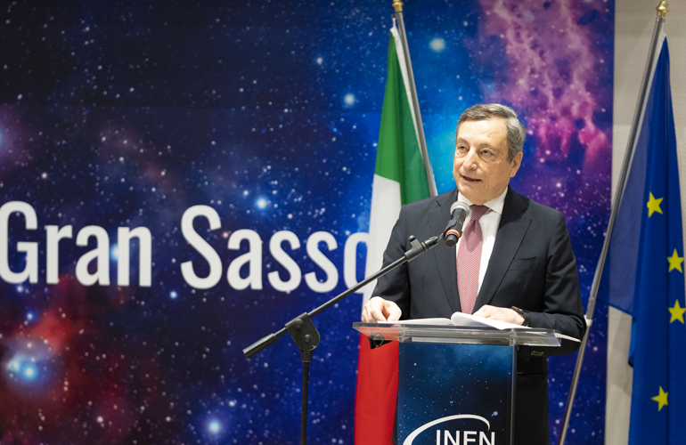 IL PRESIDENTE DEL CONSIGLIO MARIO DRAGHI AI LABORATORI NAZIONALI DEL GRAN SASSO CON IL NOBEL GIORGIO PARISI INCONTRA LE RICERCATRICI E I RICERCATORI