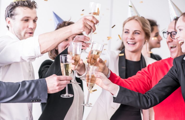 Quando si è invitati a un 18esimo compleanno, ci sono un sacco di aspetti a cui si deve prestare attenzione: uno è quello relativo alla scelta del regalo che dovrà essere consegnato al festeggiato o alla festeggiata.