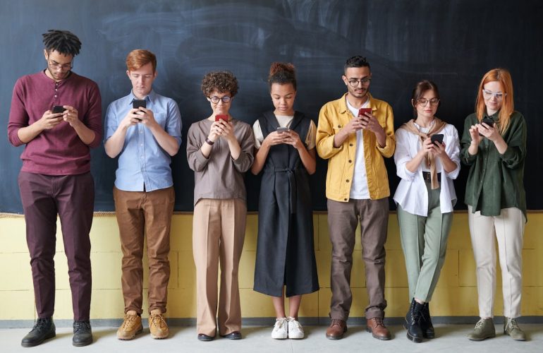 cellulare a scuola-pexels-fauxels-3183175