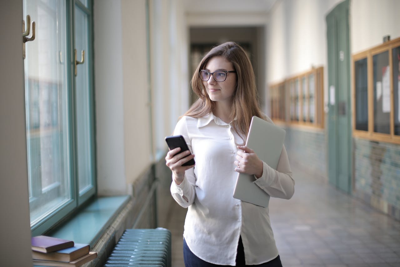 cellulare-scuola-pexels-olly-3793594