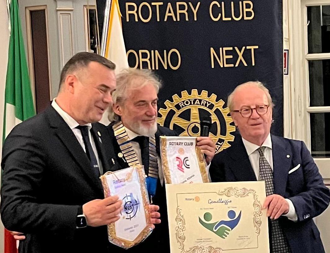 Il presidente del Rotary Club di Tirana, Denis Xoxa. Il Presidente del Rotary Club Torino Next Walter Comello e Giovanni Firera , già Console Onorario dell'Albania