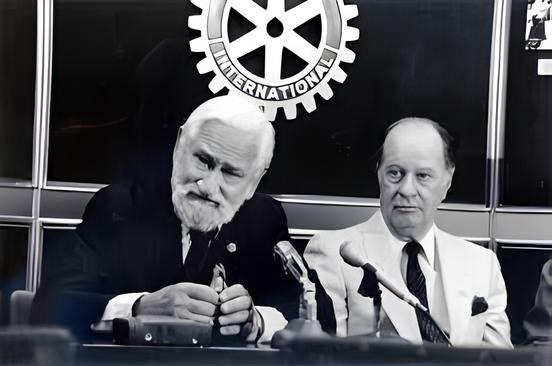 Il Rotary International è stato ed è tuttora attivamente coinvolto nella lotta contro la poliomielite, grazie anche al contributo fondamentale del medico e virologo Albert Sabin, che ha sviluppato il vaccino antipolio orale. Il Rotary, insieme ad altre organizzazioni, ha lanciato la campagna "End Polio" nel 1988, basandosi ampiamente sul vaccino di Sabin, e ha contribuito in modo significativo alla riduzione della malattia.