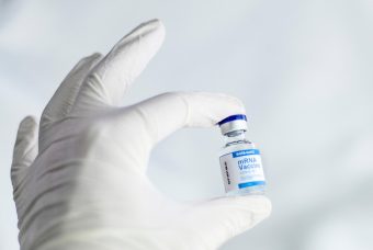 Come funzionano i vaccini mRNA (Pfizer-BioNTech, Moderna): possiamo fidarci?
