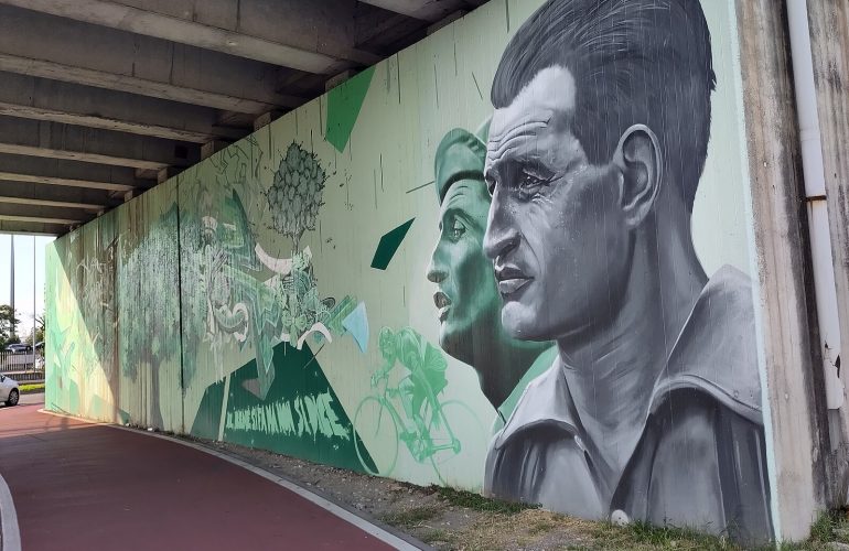Murales_dedicato_a_Coppi_e_Bartali_sotto_il_ponte_della_Strada_Statale_Paullese_a_Peschiera_Borromeo_accanto_alla_piada_ciclabile_Gino_Bartali