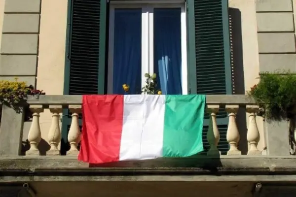 Modo errato di esporre la b bandiera italiana 