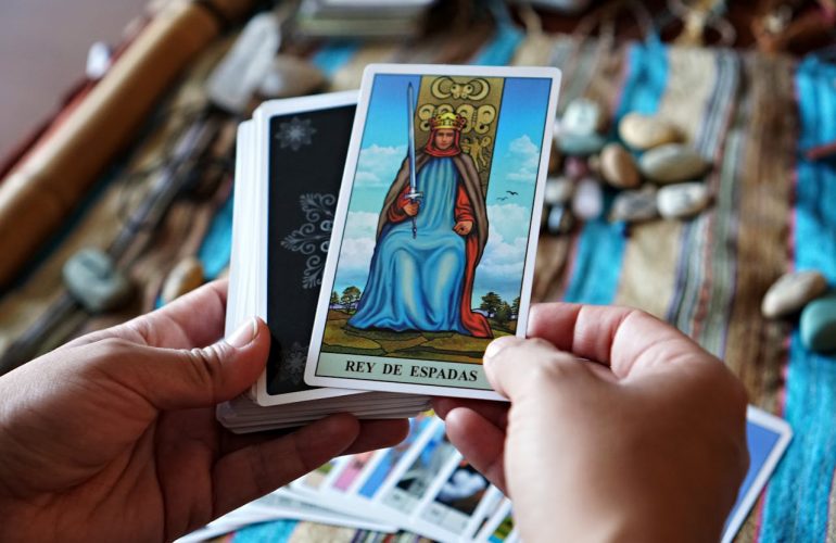 cartomanzia-in-amore-pexels-davegarcia-32771813