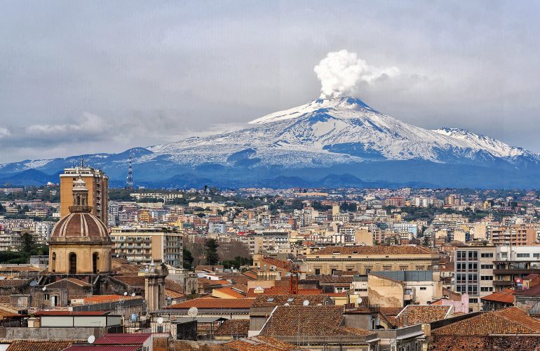 Catania_vista_dall'alto_e_il_vulcano_Etna_a_sovrastarla