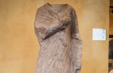 31236-statua femminile in pietra calcarea