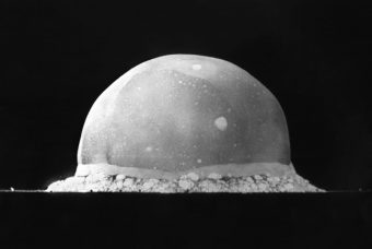 Trinity, la bomba e la Luna: quando un’esplosione sulla Terra aiuta a capire il cielo