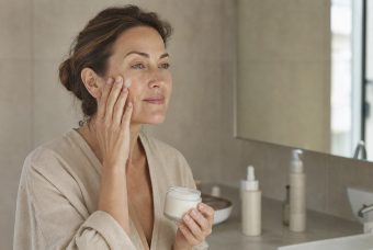 Cosmetici per pelle matura, quali ingredienti cercare per una skincare più mirata