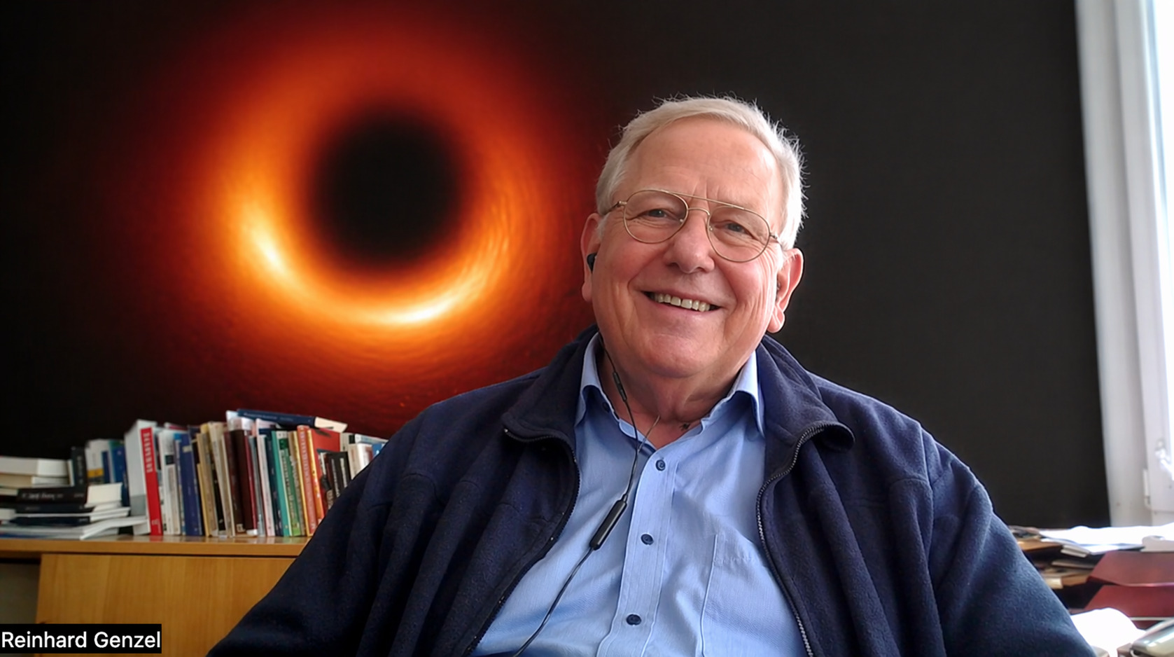 Il Premio Nobel Reinhard Genzel con alle spalle il Buco Nero da lui scoperto (elaboratzione AI)